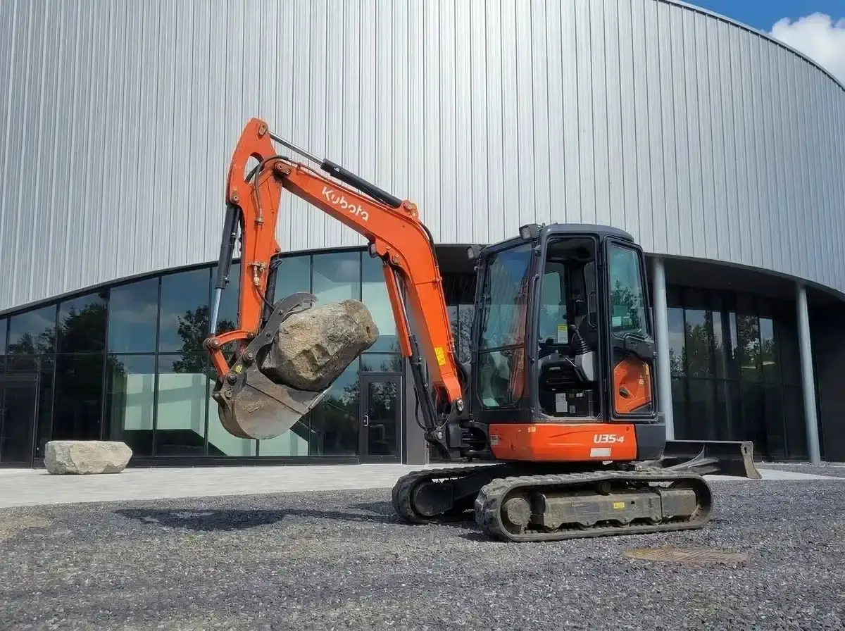 Mini-excavatrice Kubota — Mini-Excavation LCM
