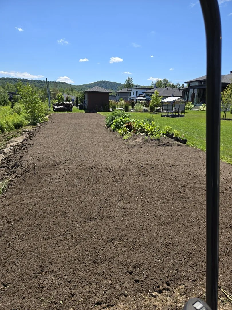 Après — terrain nivelé après travaux